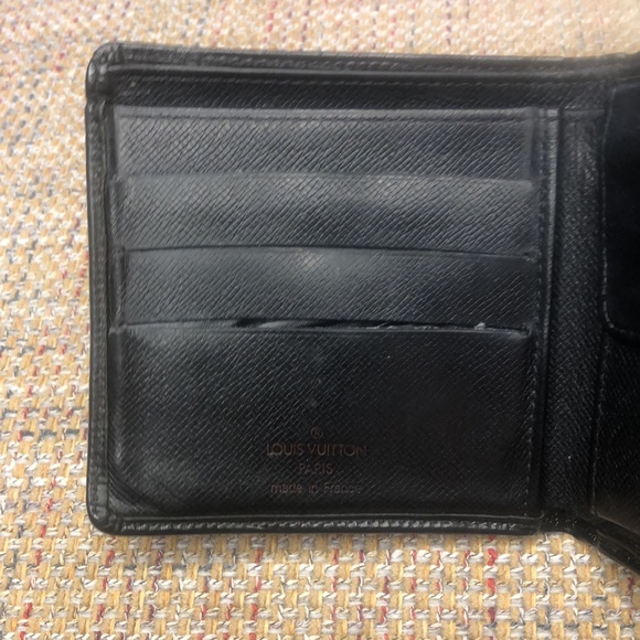 LOUIS VUITTON LV Black Epi Leather BiFold Wallet - Picture 4 of 17